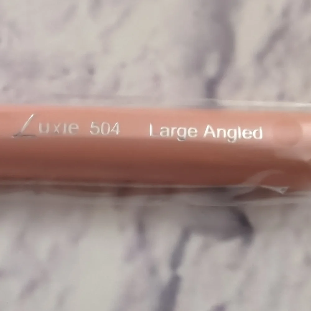 Luxie Rose Makeup Brush
